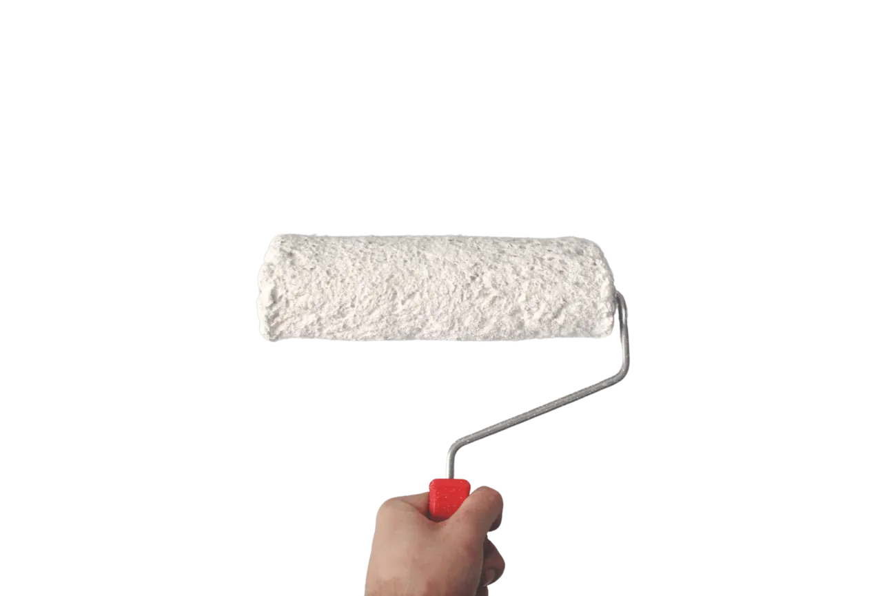 Hand mit einer frisch getränkten Farbrolle