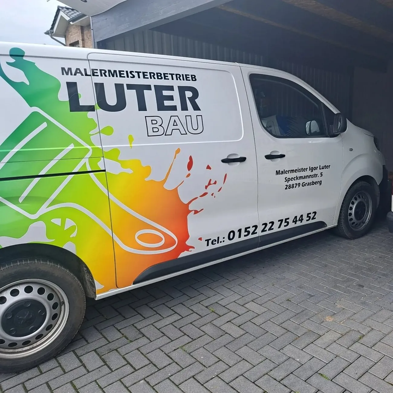 Der beschriftete Firmenwagen des Malermeisterbetriebs Luter Bau aus Grasberg